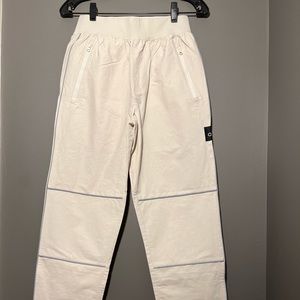 ALO Yoga Men’s Beige Joggers with Silver Piping